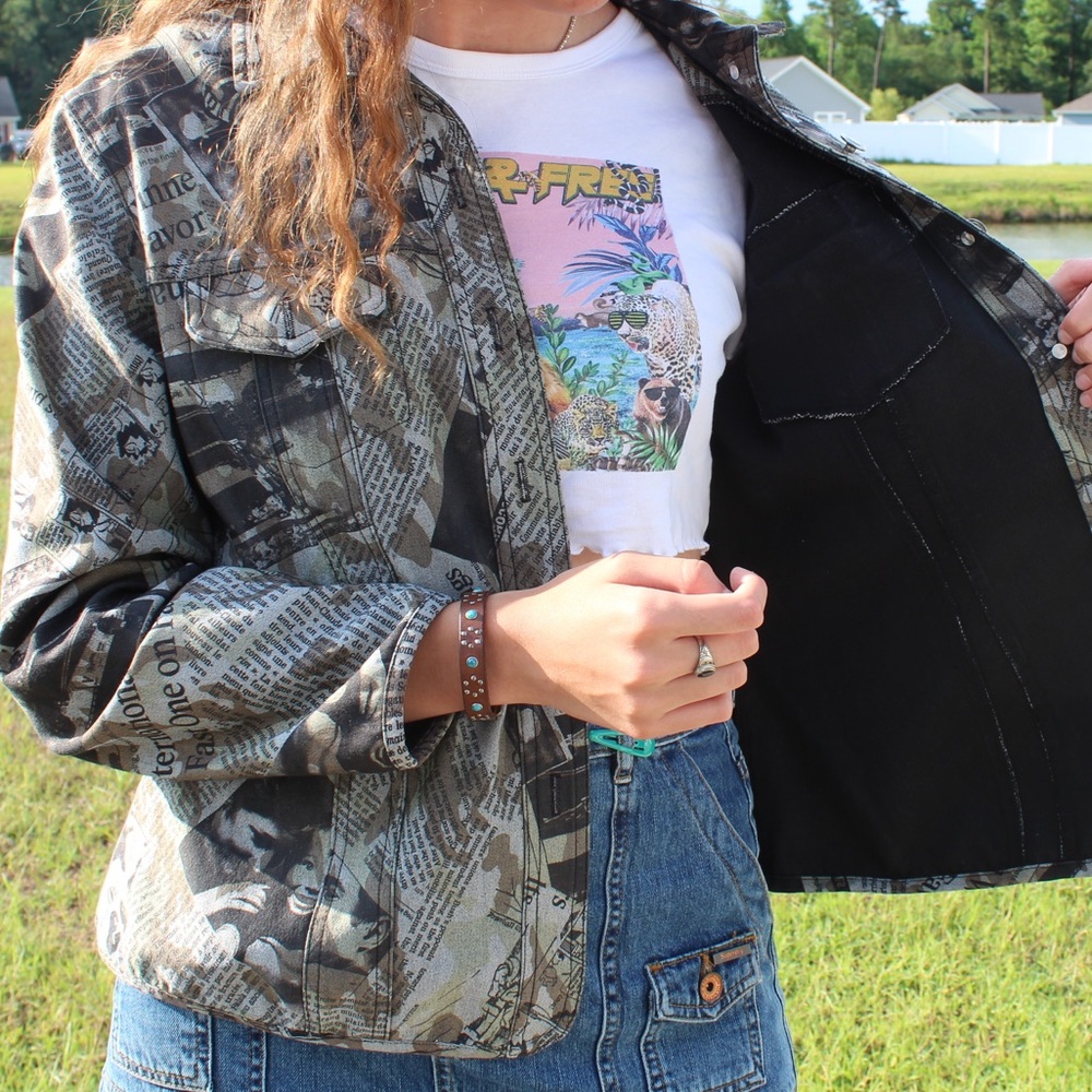 Blazer with Newspaper Pattern - Picture 5 of 6